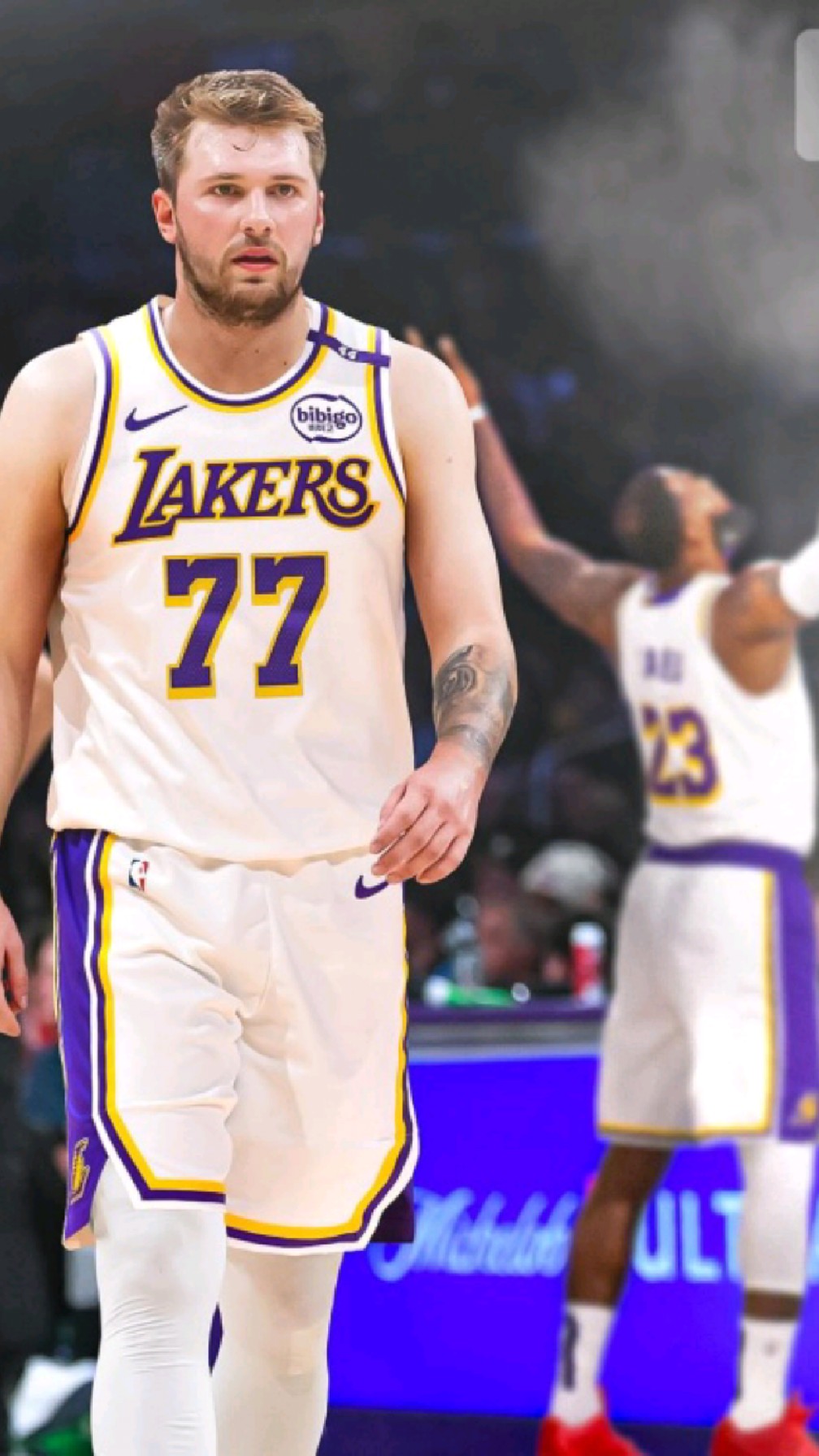 开云体育-东契奇回归赛场，惊险取胜首场状态亮眼，湖人观众沸腾！的简单介绍